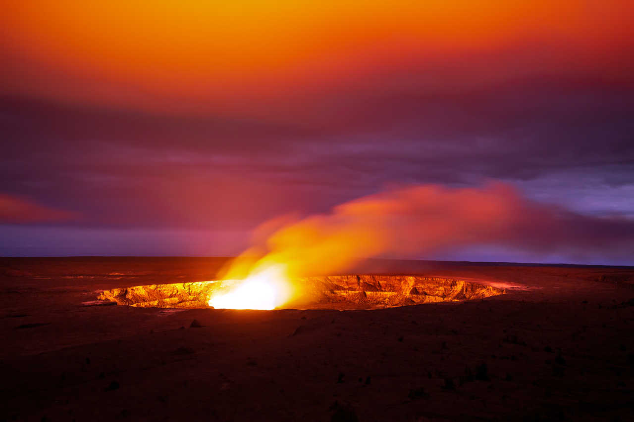 Cratère du Volcan Kilauea en éruption à la nuit tombée à Hawai