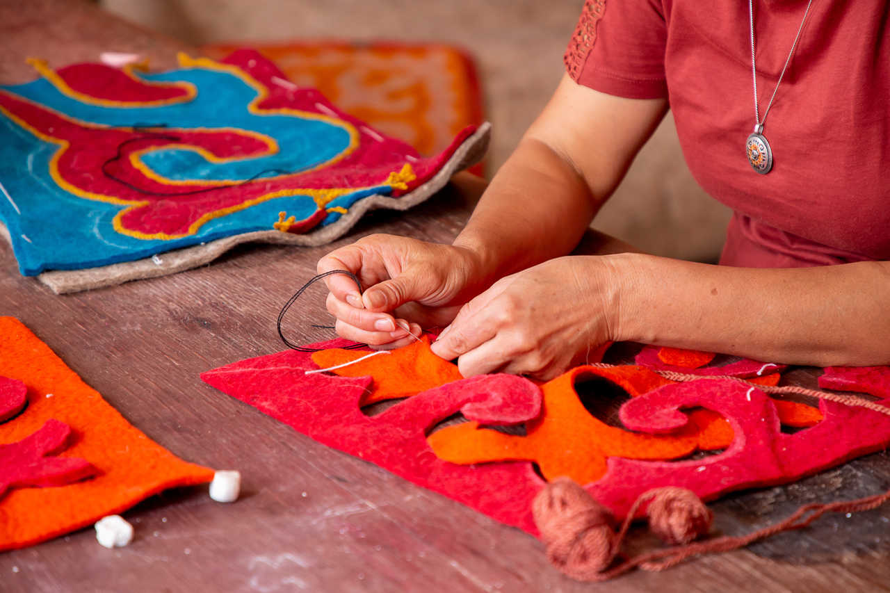 Création d'un tapis de feutre au Kirghizistan