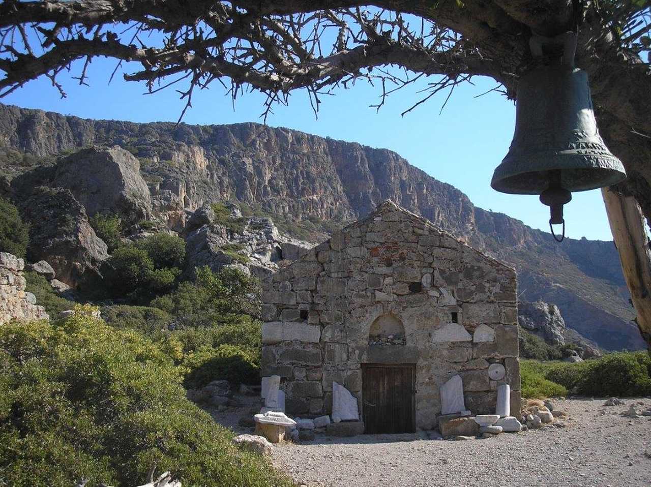 Crète eglise en pierre sur site de paleochora