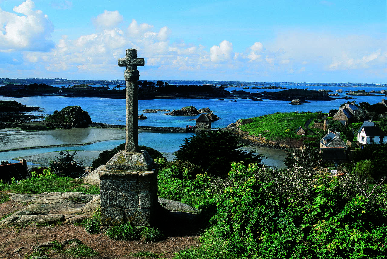 croix surplombant la mer