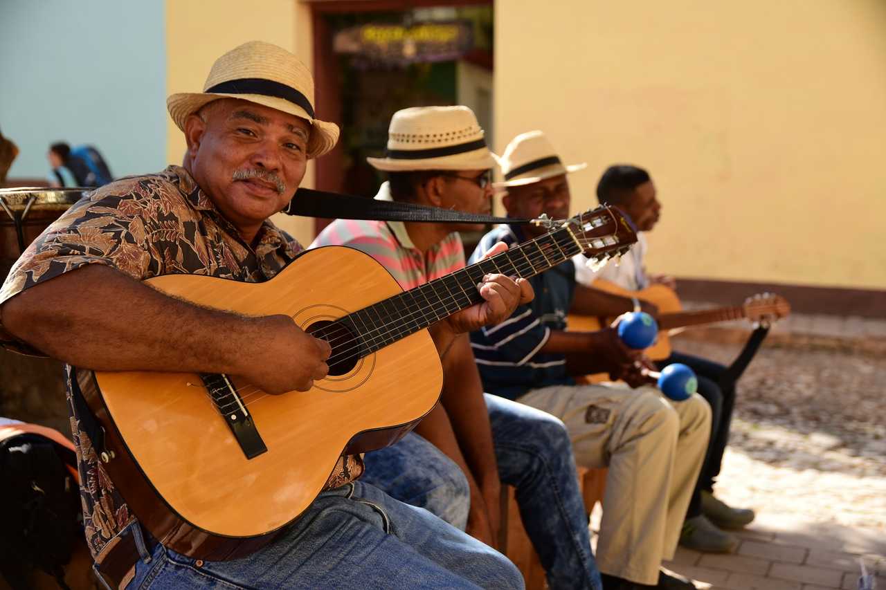 Cubains jouant de la guitare