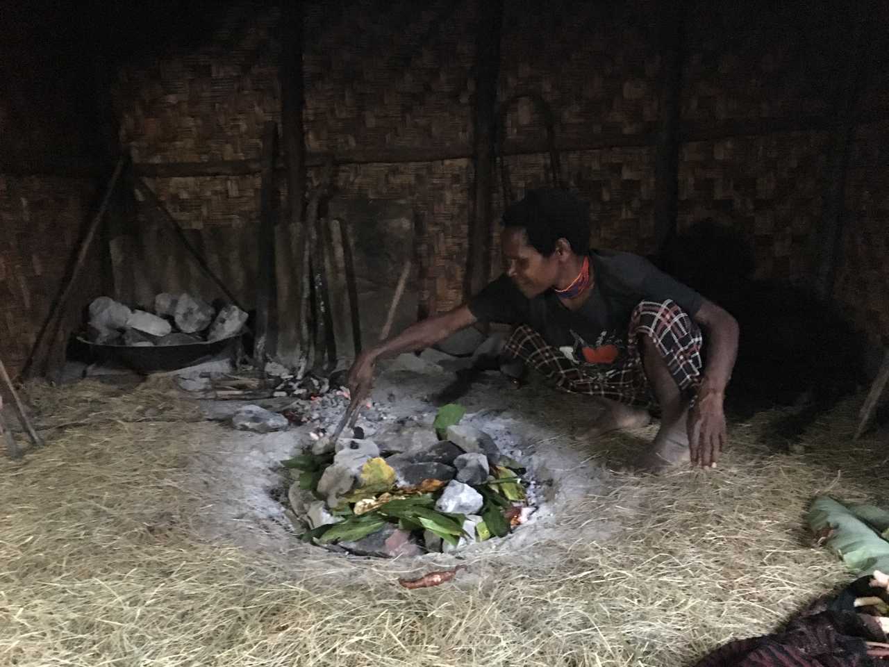 Cuisine au feu de bois, Vallée de Baliem, Papouasie, Indonésie