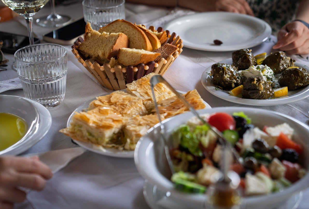Cuisine traditionnelle albanaise dans un restaurant a Berat, Albanie