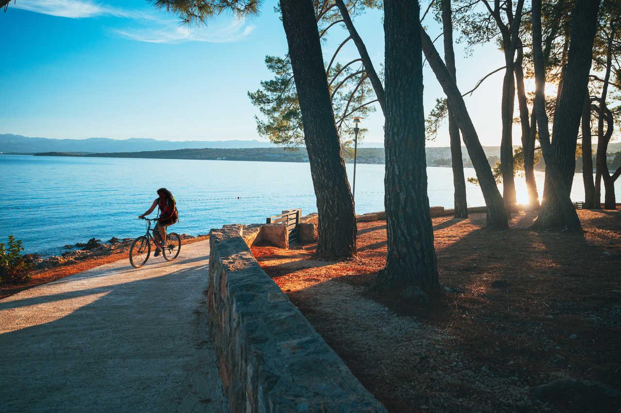 Cycliste au bord de la mer en Dalmatie