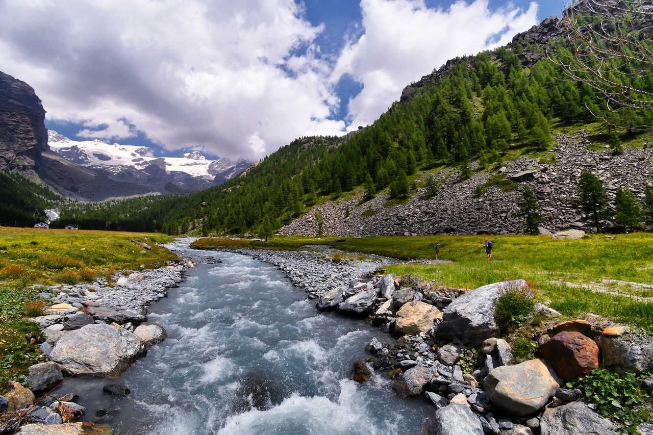 Dans la vallée d'Ayas sur le Tour du Mont rose avec Atalante