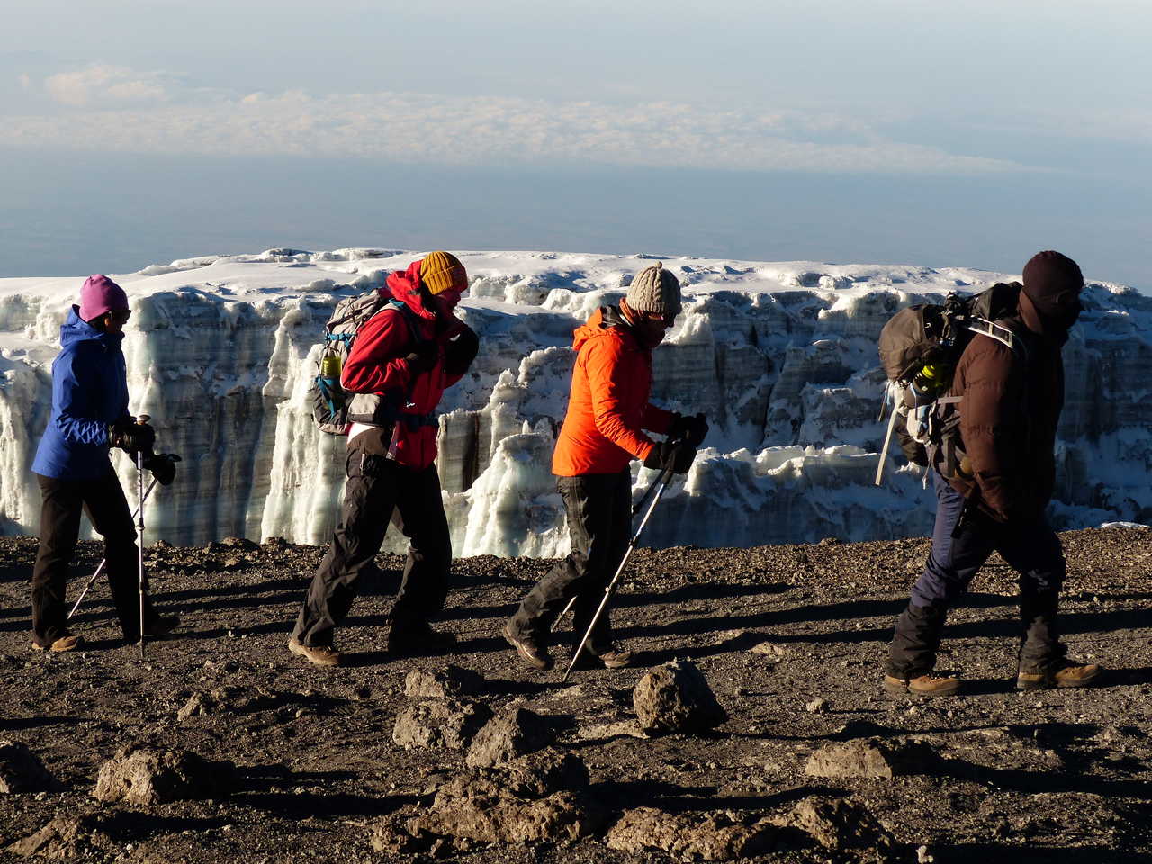 Dans le cratère du Kibo, au plus près des glacier du Kilimandjaro