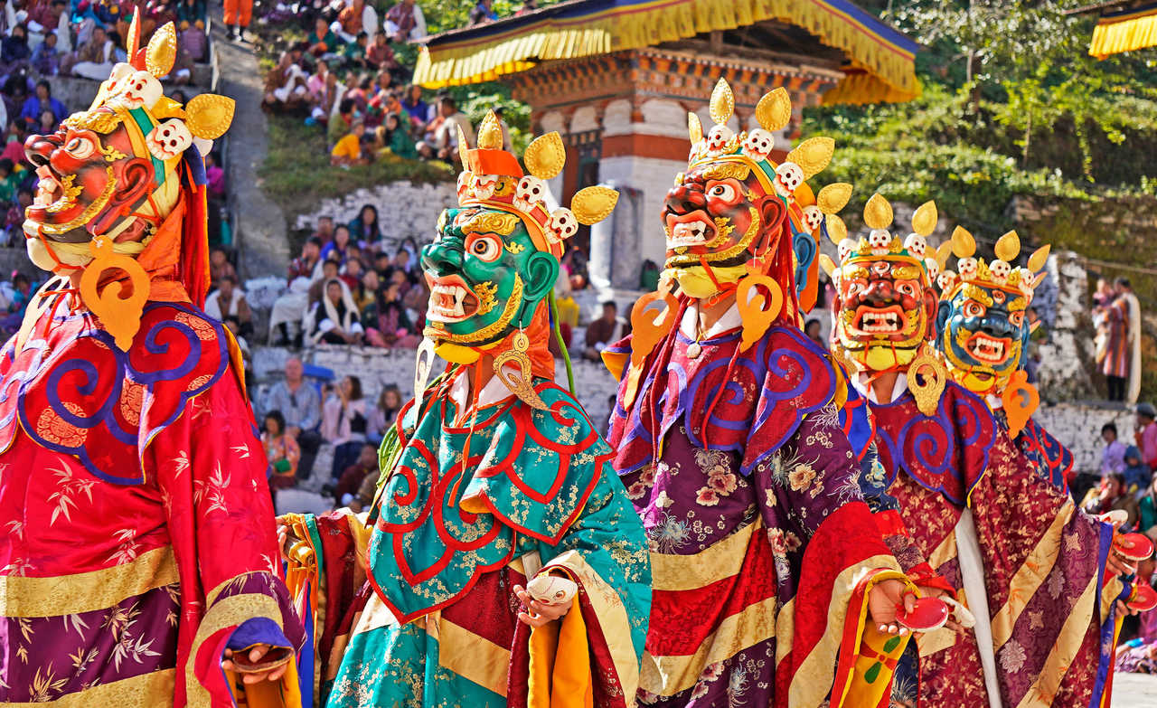 Danseurs portant des masques lors d'un festival à Mongar, au Bhoutan