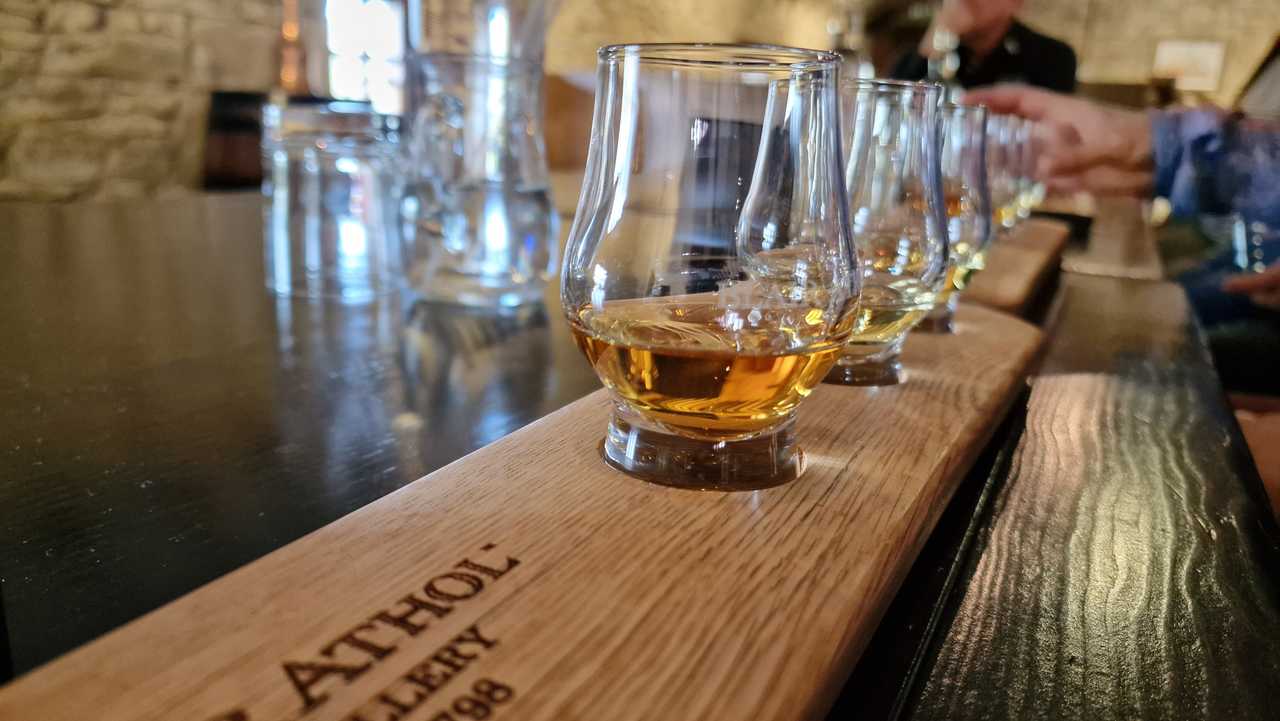 Dégustation de Whiskies durant la visite d'une distillerie en Ecosse