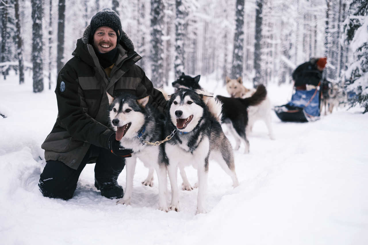 Départ en traineau à chiens en Laponie
