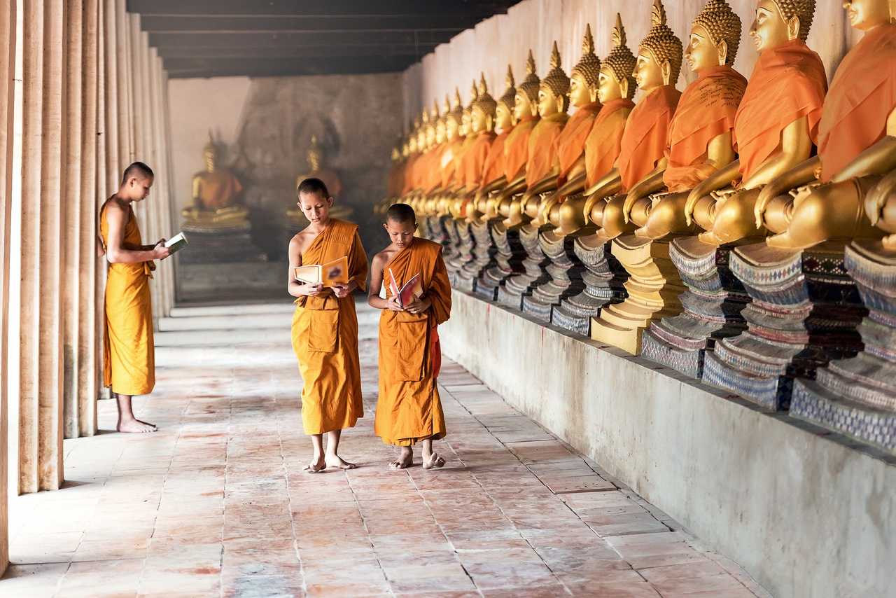 Des moines dans un temple en Thailande