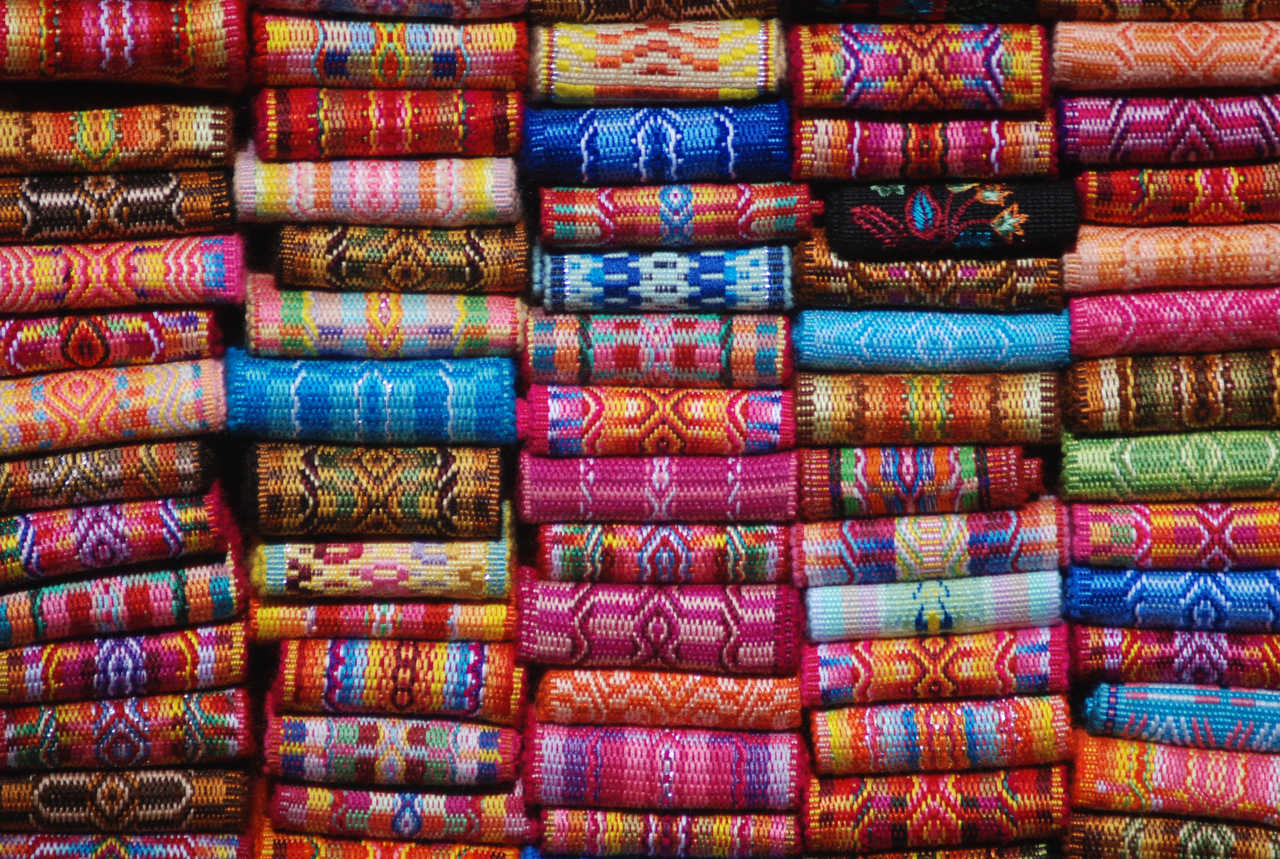 Des tissus en vente au marché d'Otavalo, Equateu