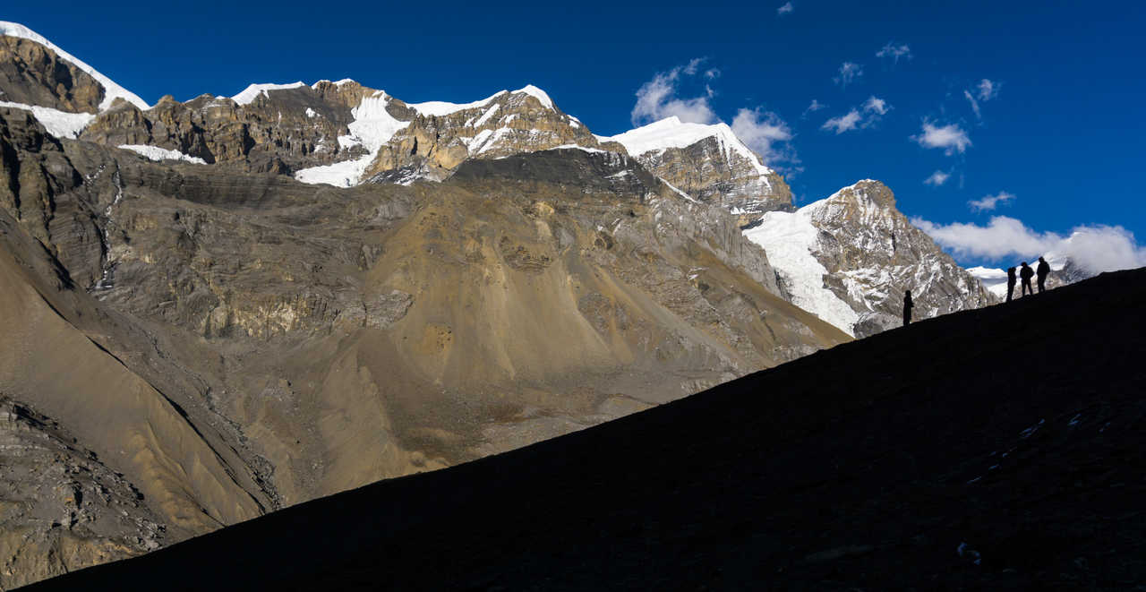 Des trekkeurs en chemin pour le Thorong la © Gaurav Aryal Des trekkeurs en chemin pour le Thorong la