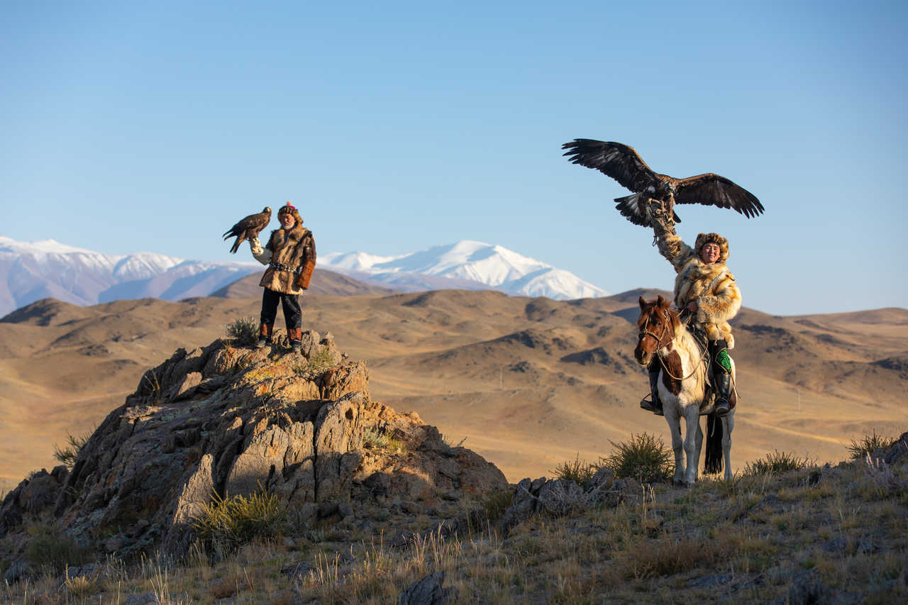 Deux chasseurs d'aigles kazakhs traditionnels  dans les montagnes. Ulgii en Mongolie occidentale.