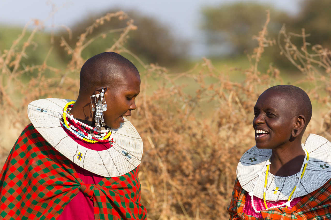 Deux femmes masai en train de discuter en Tanzanie.