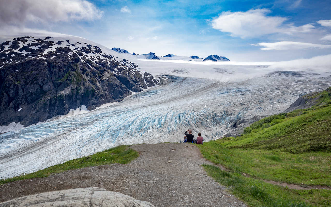 Deux randonneurs observant le Fjord Kenai et son glacier, Alaska