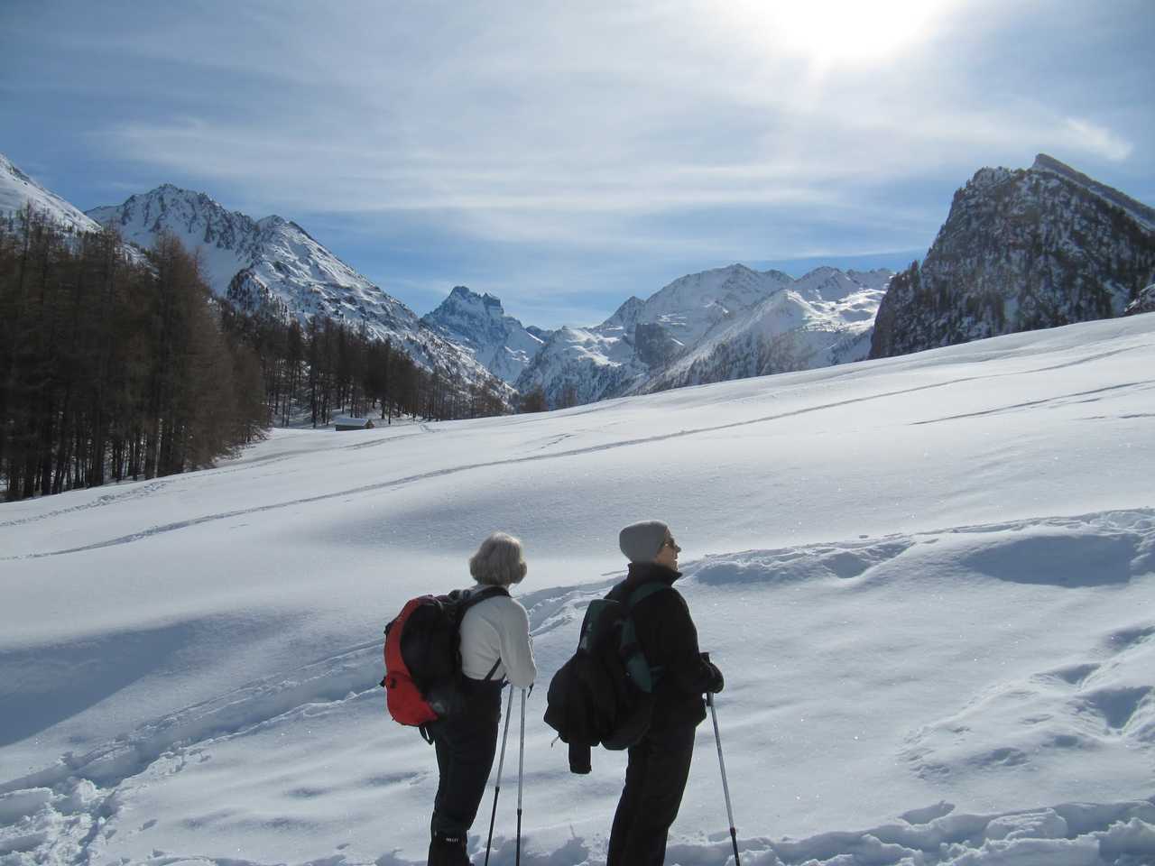 deux randonneurs qui admire la vue à Saint Véran au sud Est de la France dans les Alpes