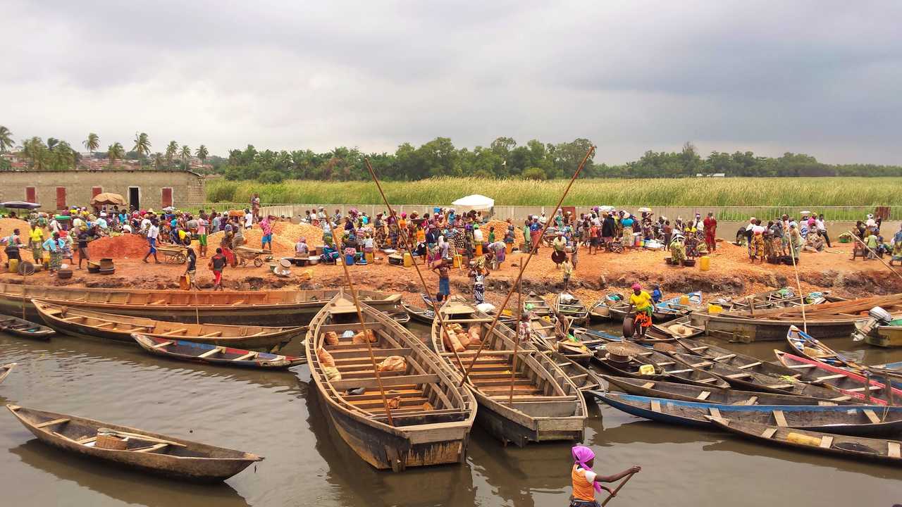 Double sens, voyage solidaire, barques, vie locale, Bénin