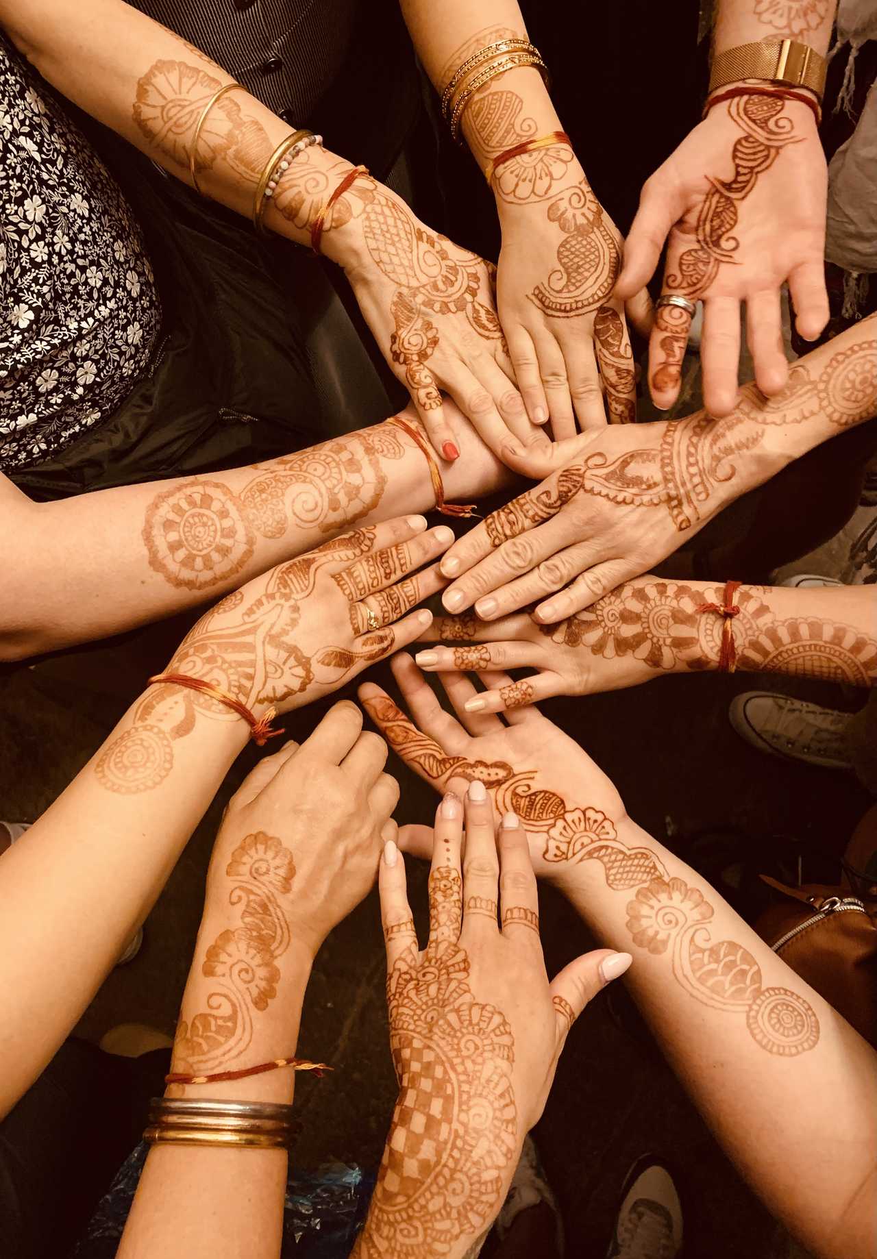 Double sens, voyage solidaire,  henné sur les mains, vie locale