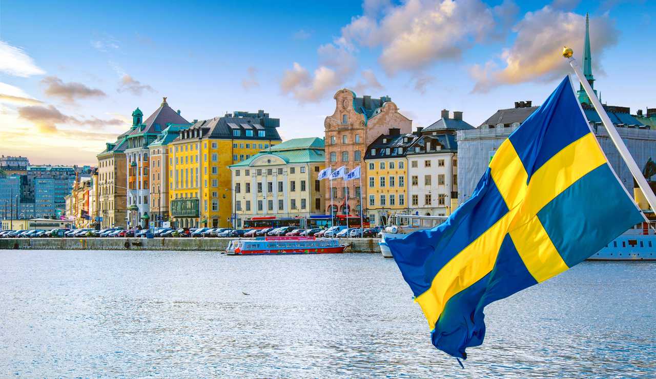 drapeau de la Suède devant la ville de Stockholm en suède