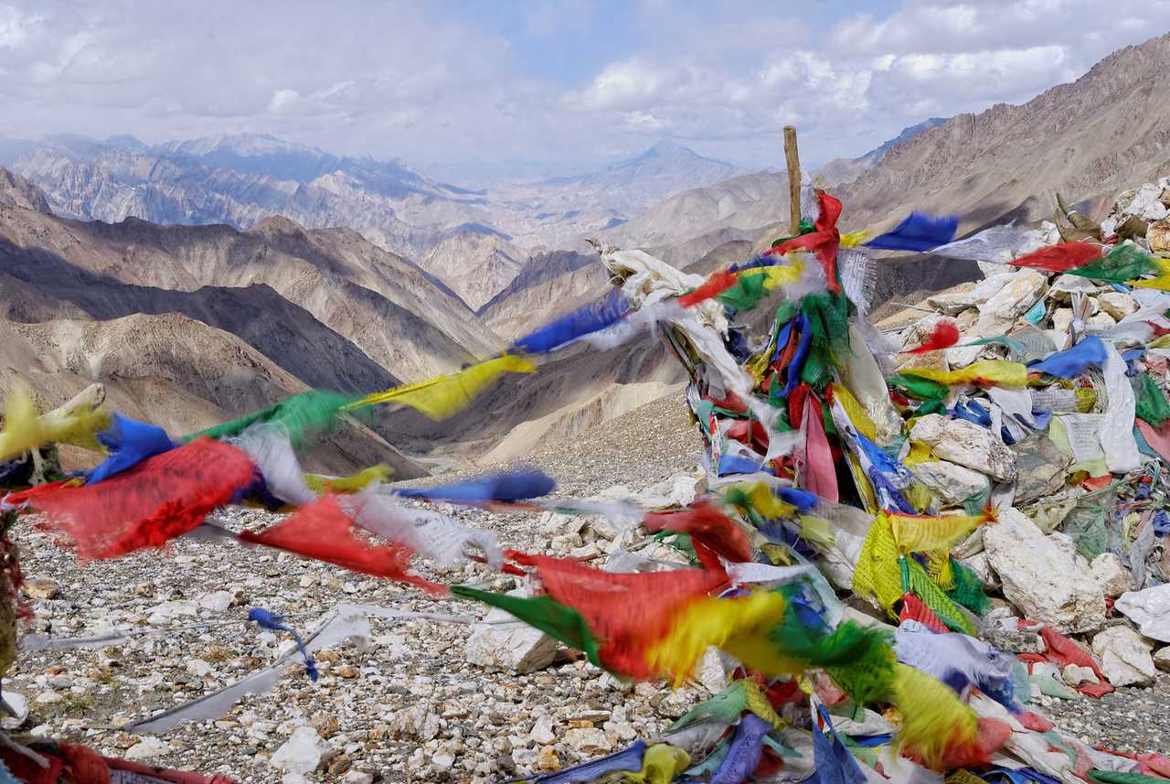 Drapeaux de prière au sommet d'un col en Inde Himalayenne