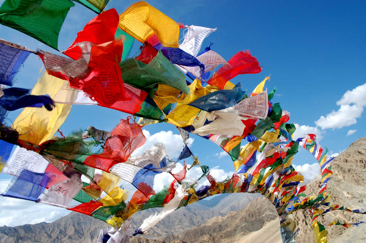 Drapeaux de prières sur le promontoire de Lamayuru en Inde Himalayenne