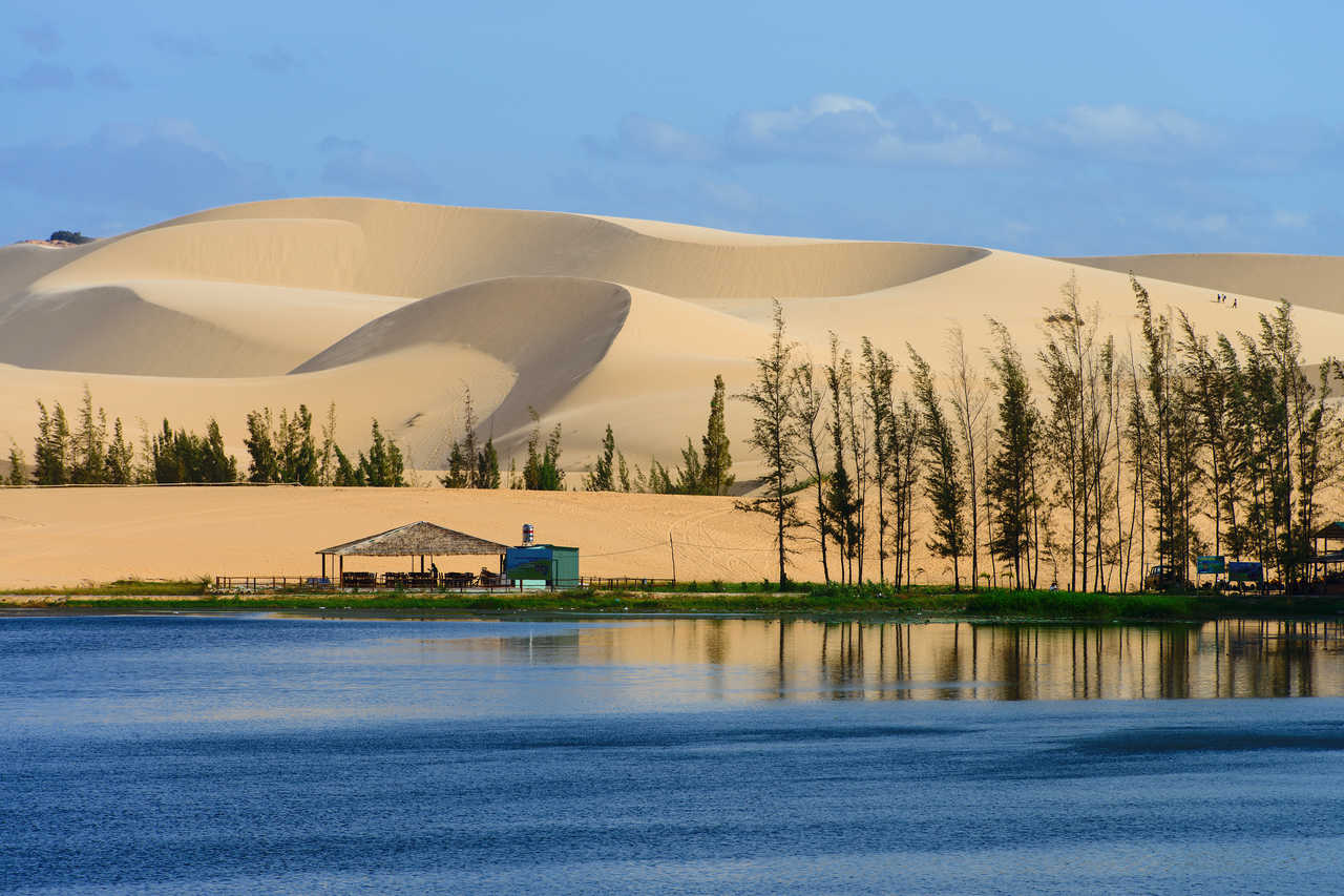 Dune de sable blanc à Mui Ne, Vietnam