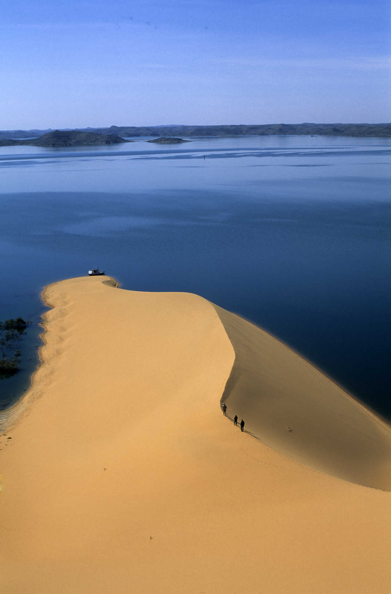 Dune tombant dans le Lac Nasser en Egypte