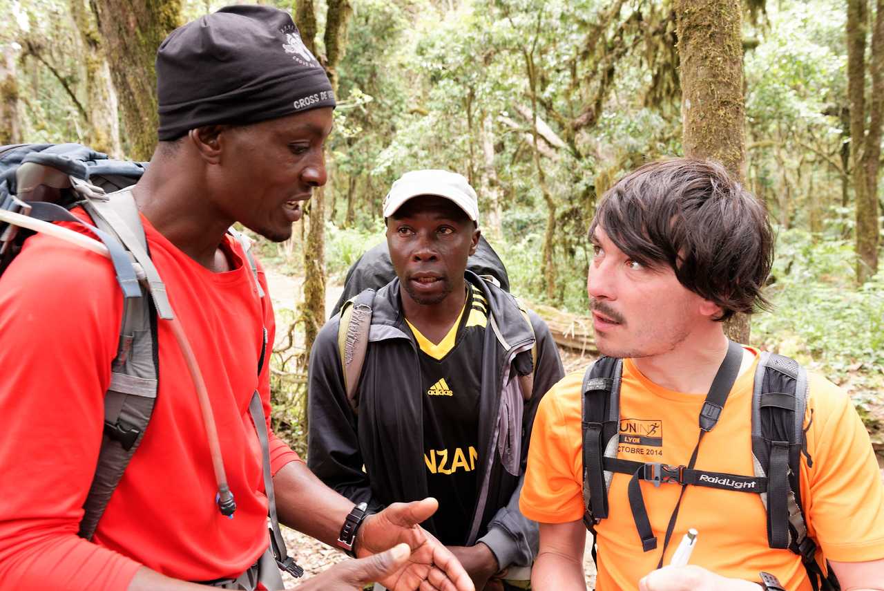 Echange entre un guide et un randonneur lors de l'ascension du Kilimandjaro en Tanzanie