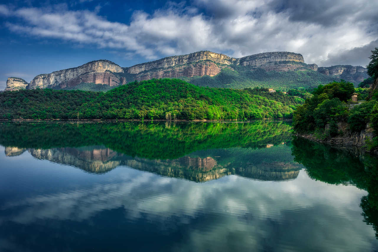 Effet miroir sur le lac Panta de Sau, région de Collsacabra, Catalogne, Espagne