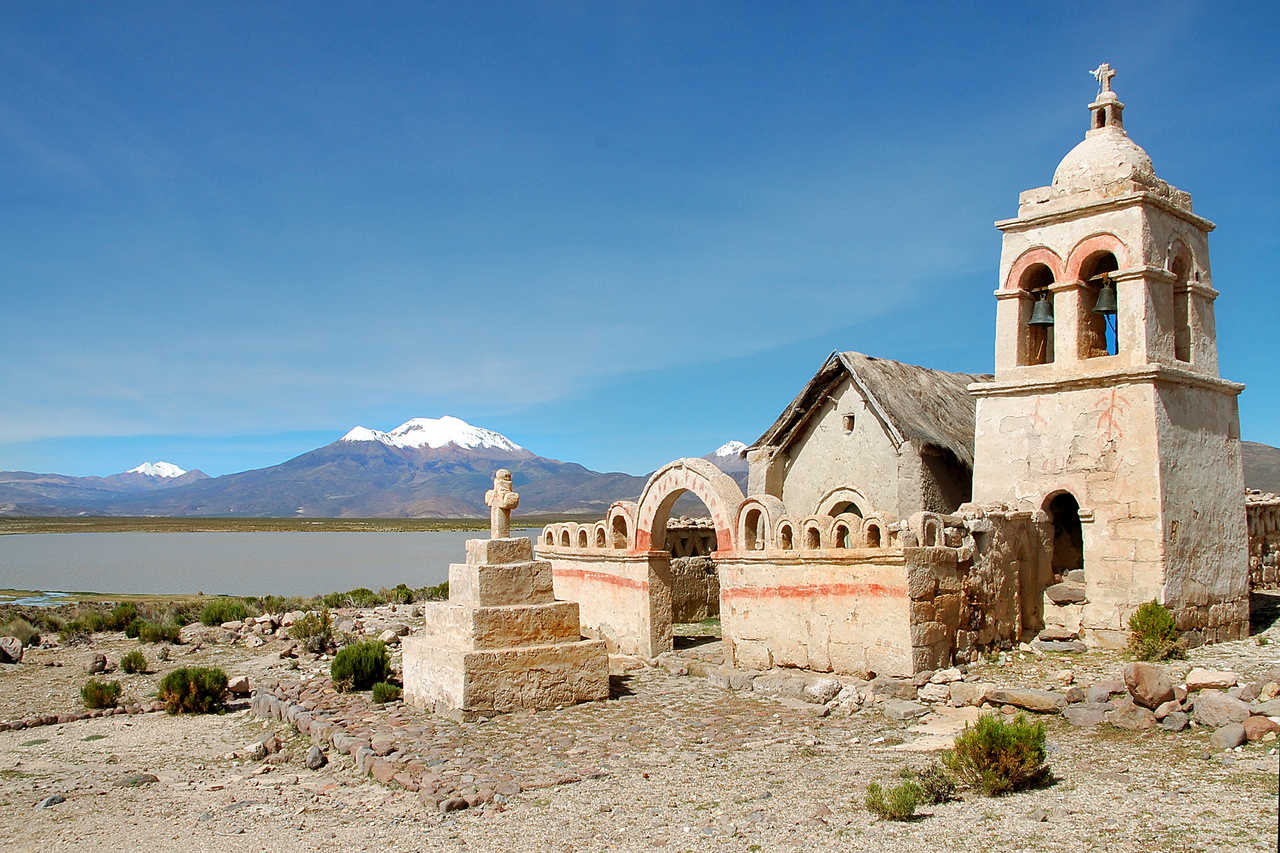église à la périphérie d'un petit village, Altiplano, Bolivie