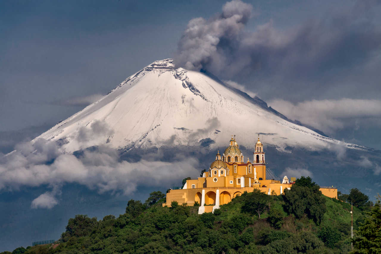 église catholique devant le volcan d'Orizaba au Mexique