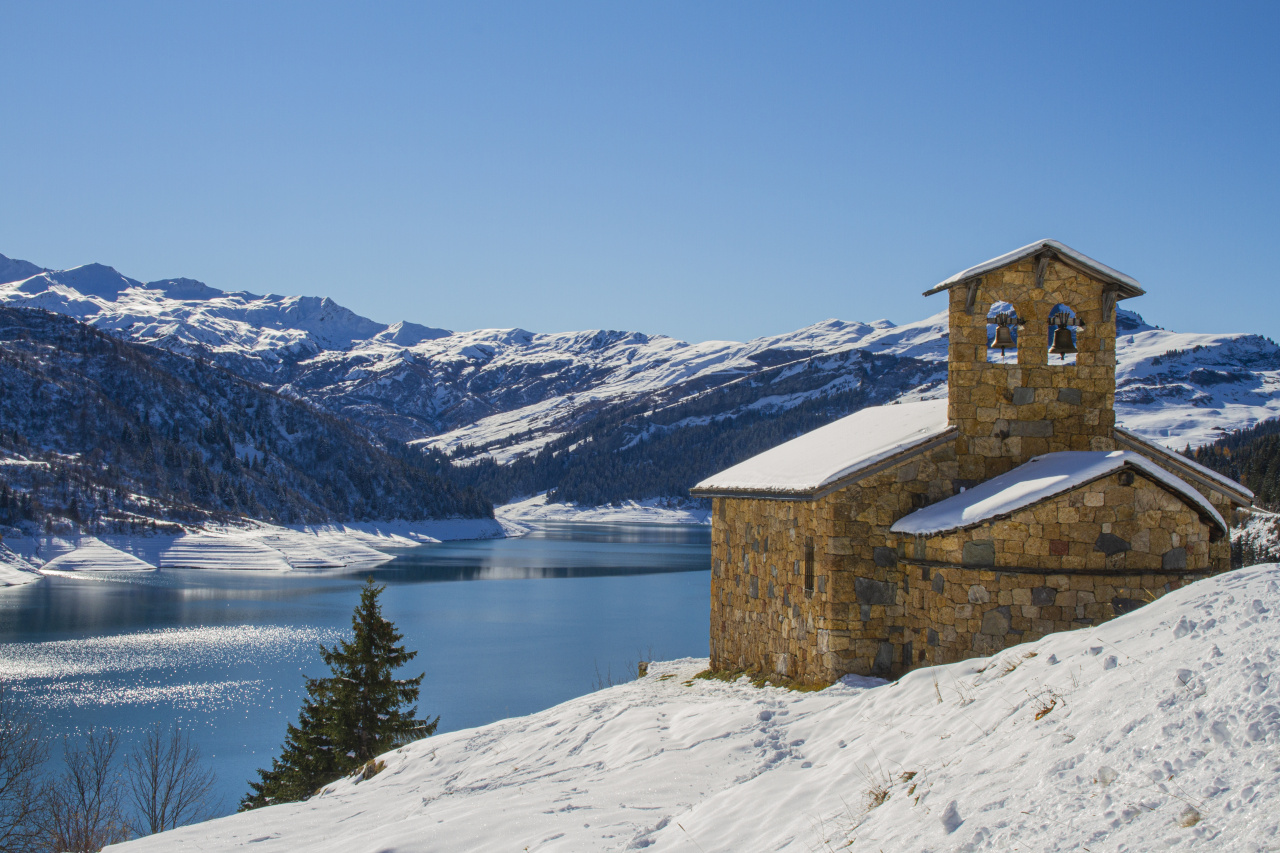 Eglise dans un paysage enneigé du Beaufortain