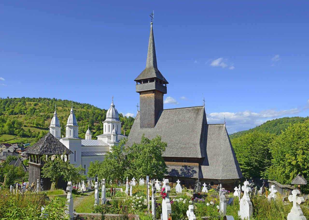 Eglise en bois de Botiza en Roumanie
