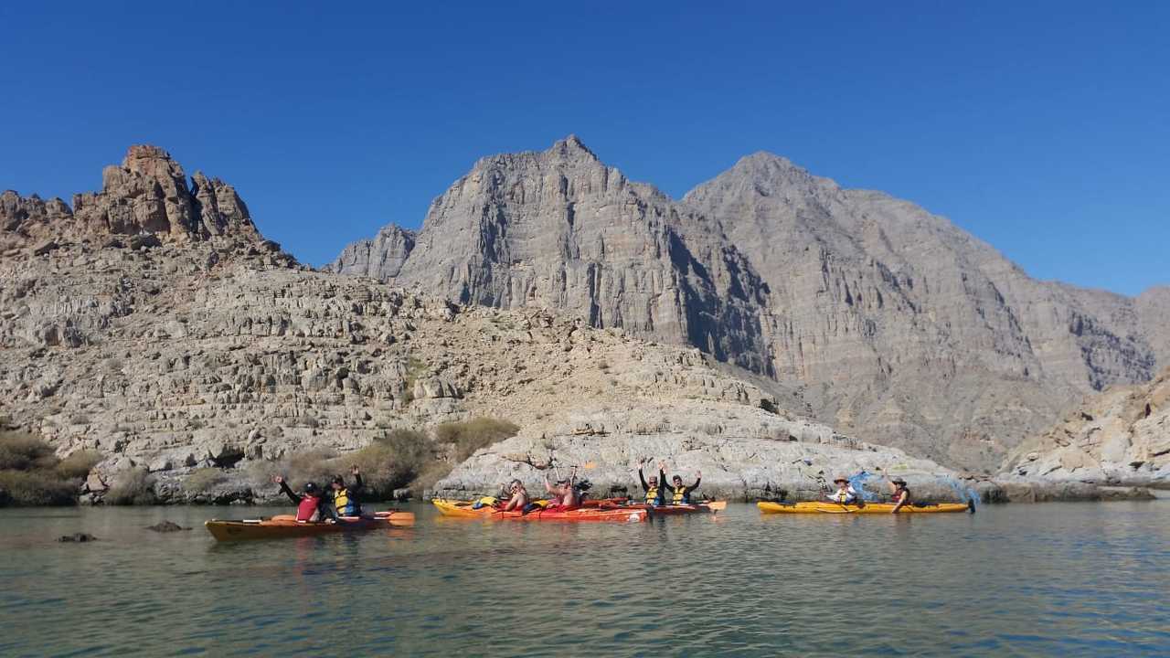 En kayak dans le fjord Sham à Oman