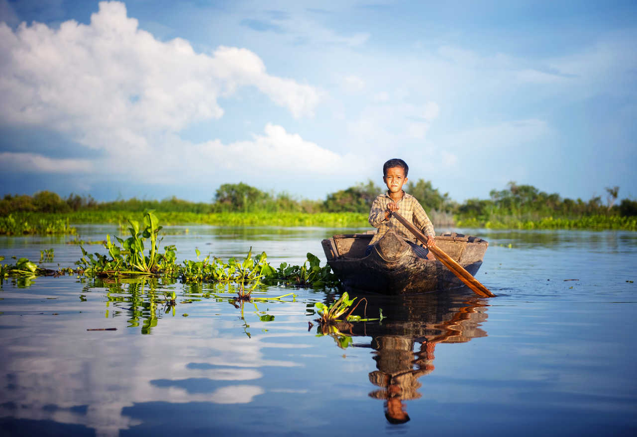 Enfant cambodgien sur un canoë