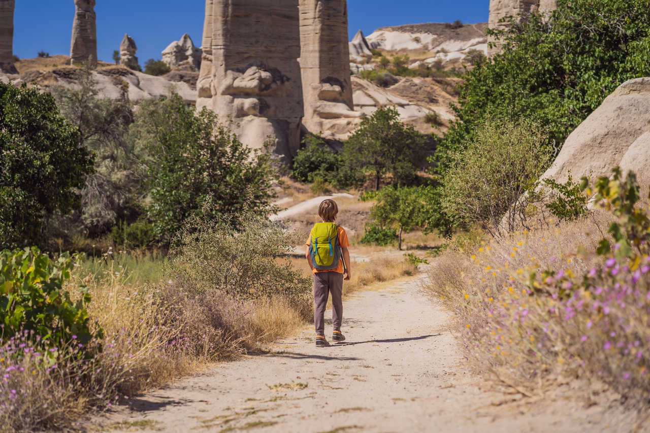 Enfant en randonnée dans les Cappadoce