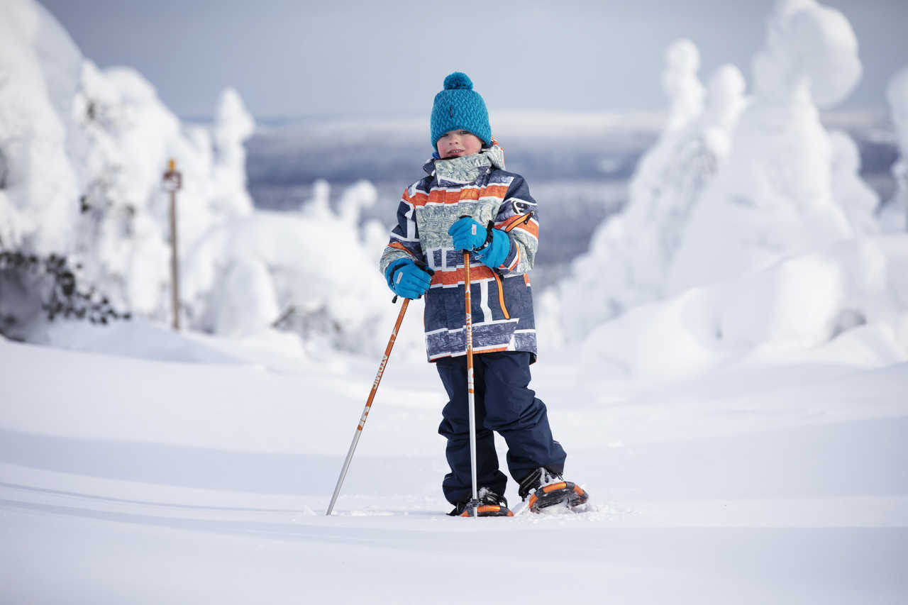 Enfant en raquettes en Laponie