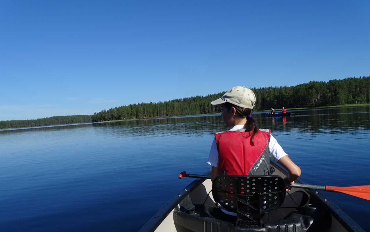 Enfant faisant du kayak sur un lac
