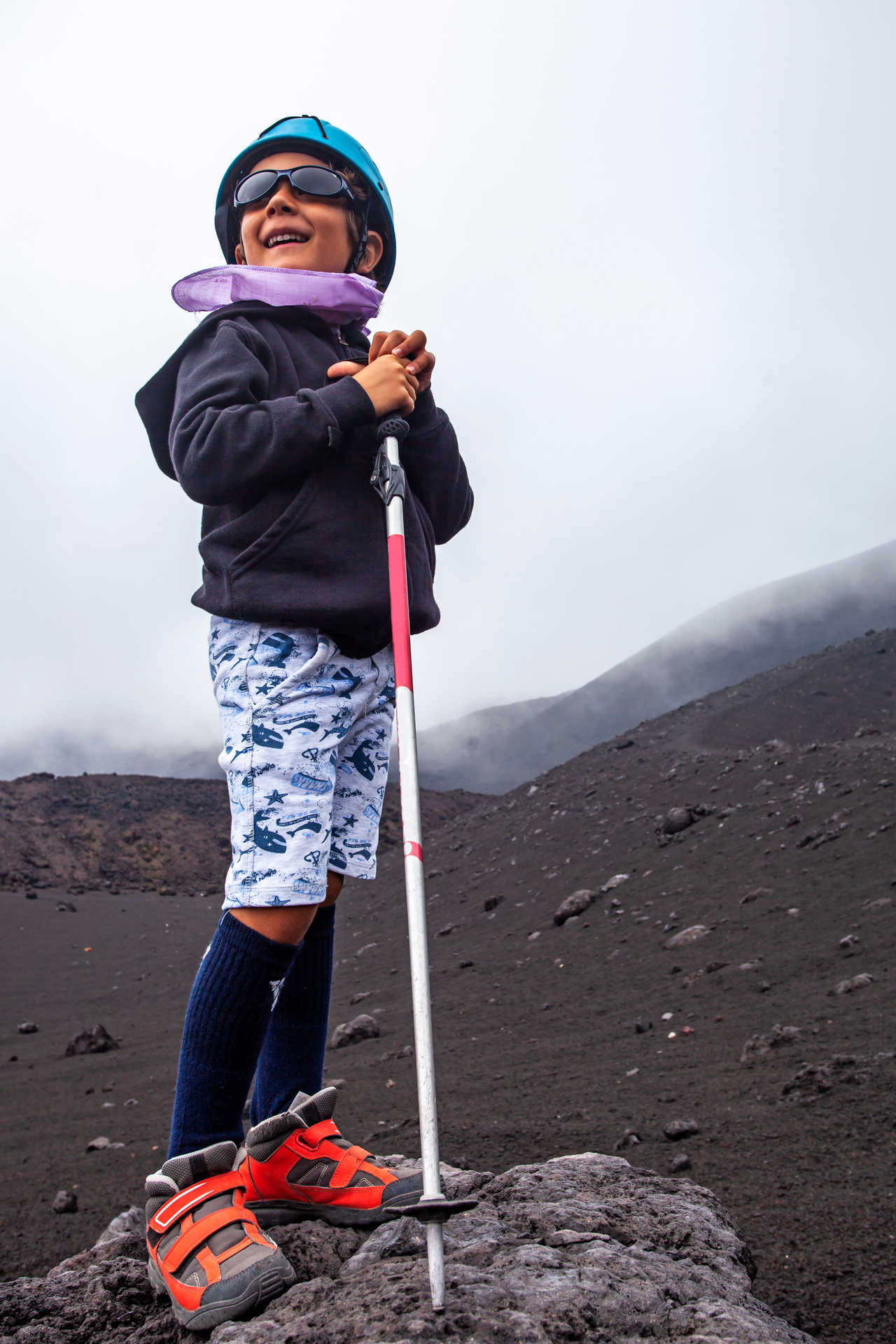 Enfant sur trek famille à l'Etna en Sicile