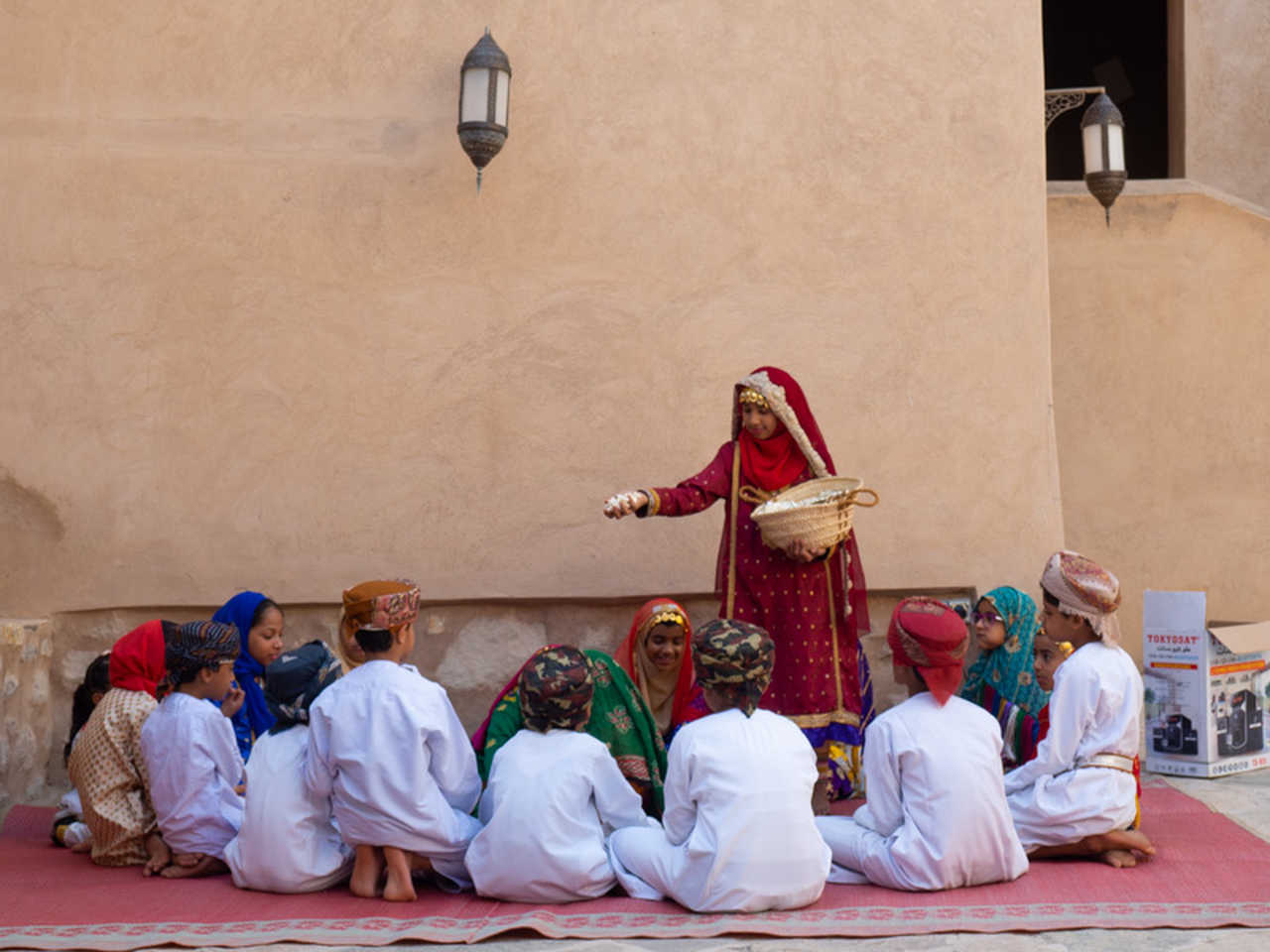 Enfants au fort de Nizwa à Oman