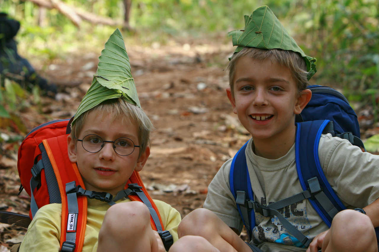 Enfants avec feuilles de bananier en forme de chapeaux