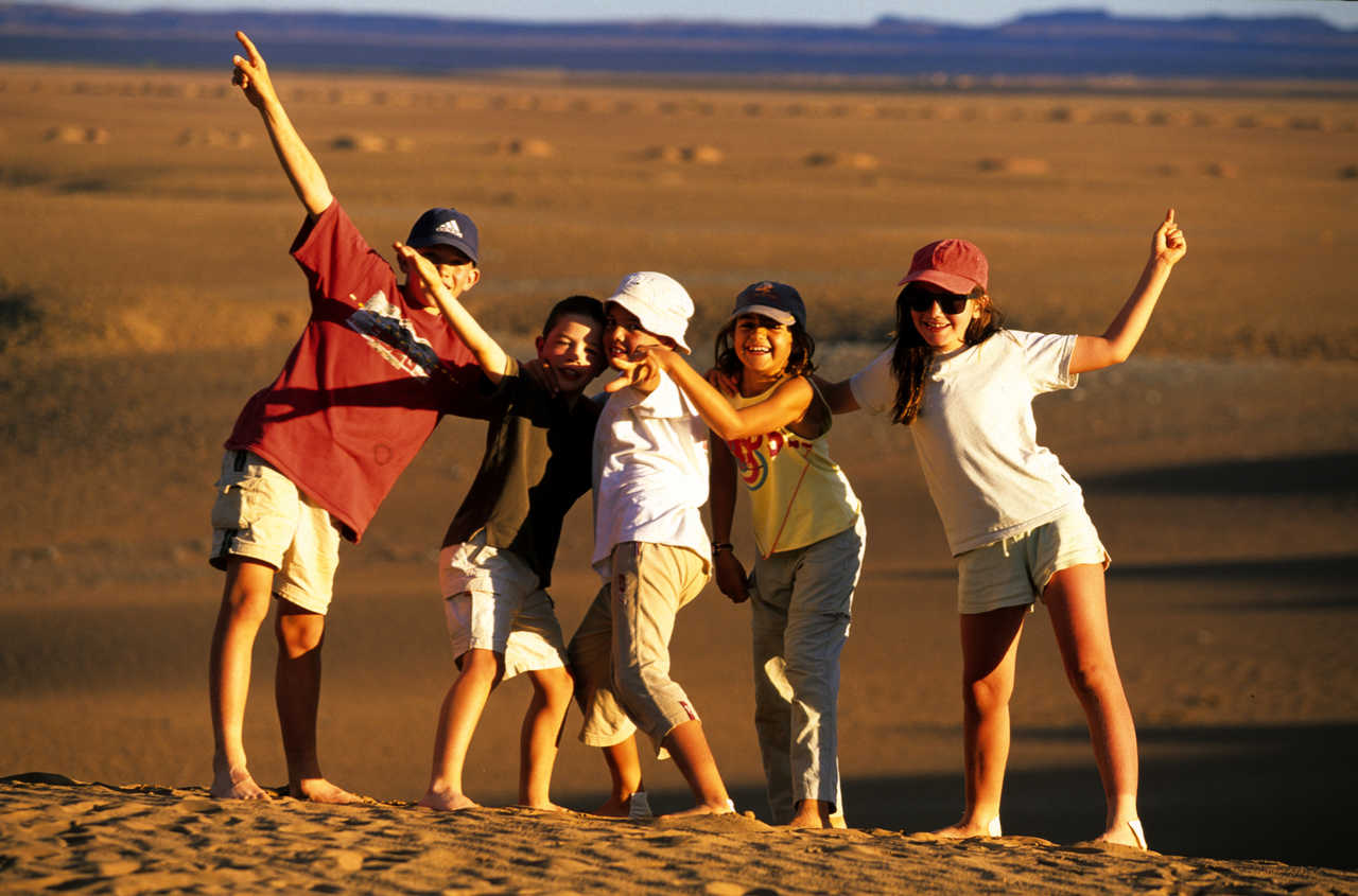 Enfants coucher de soleil dans les dunes, Maroc