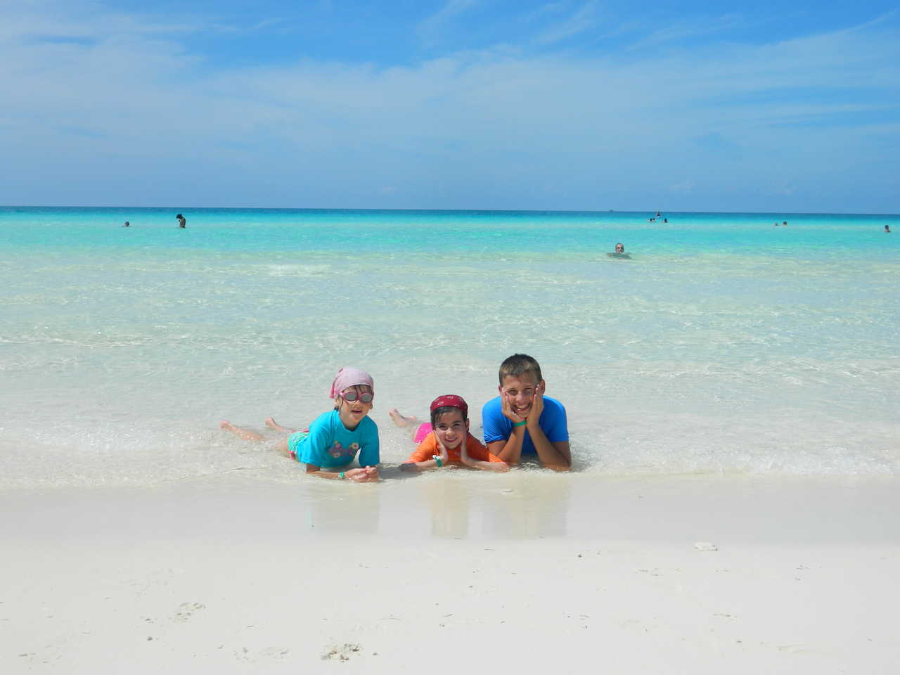 Enfants en bord de plage, allongés dans l'eau à Cayo Santa Maria à Cuba