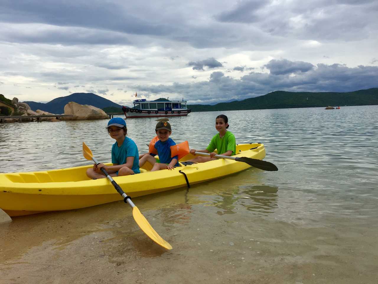 Enfants en kayak au Vietnam