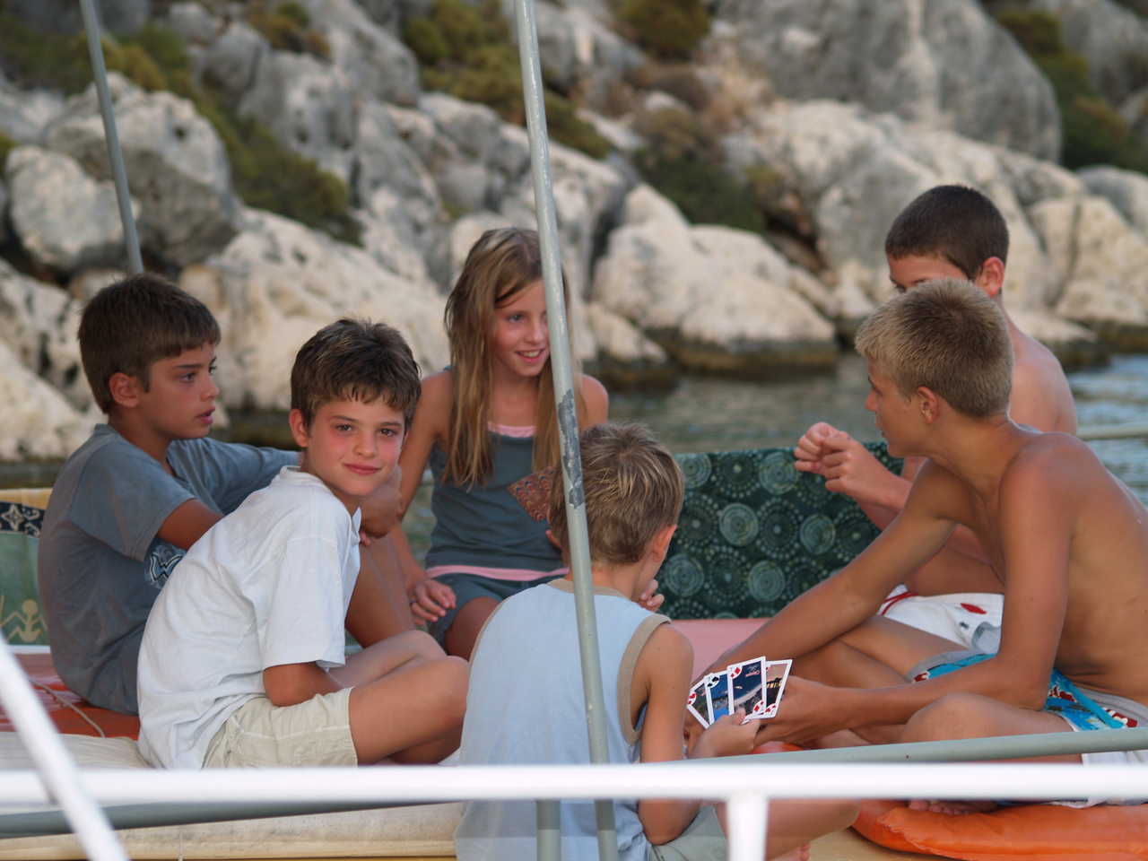 Enfants jouant aux cartes sur le pont d'un bateau en Turquie