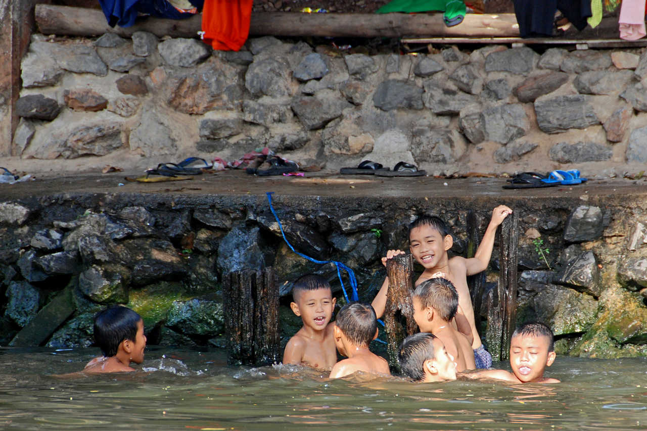 Enfants jouant dans un bassin proche de Bangkok en Thaïlande