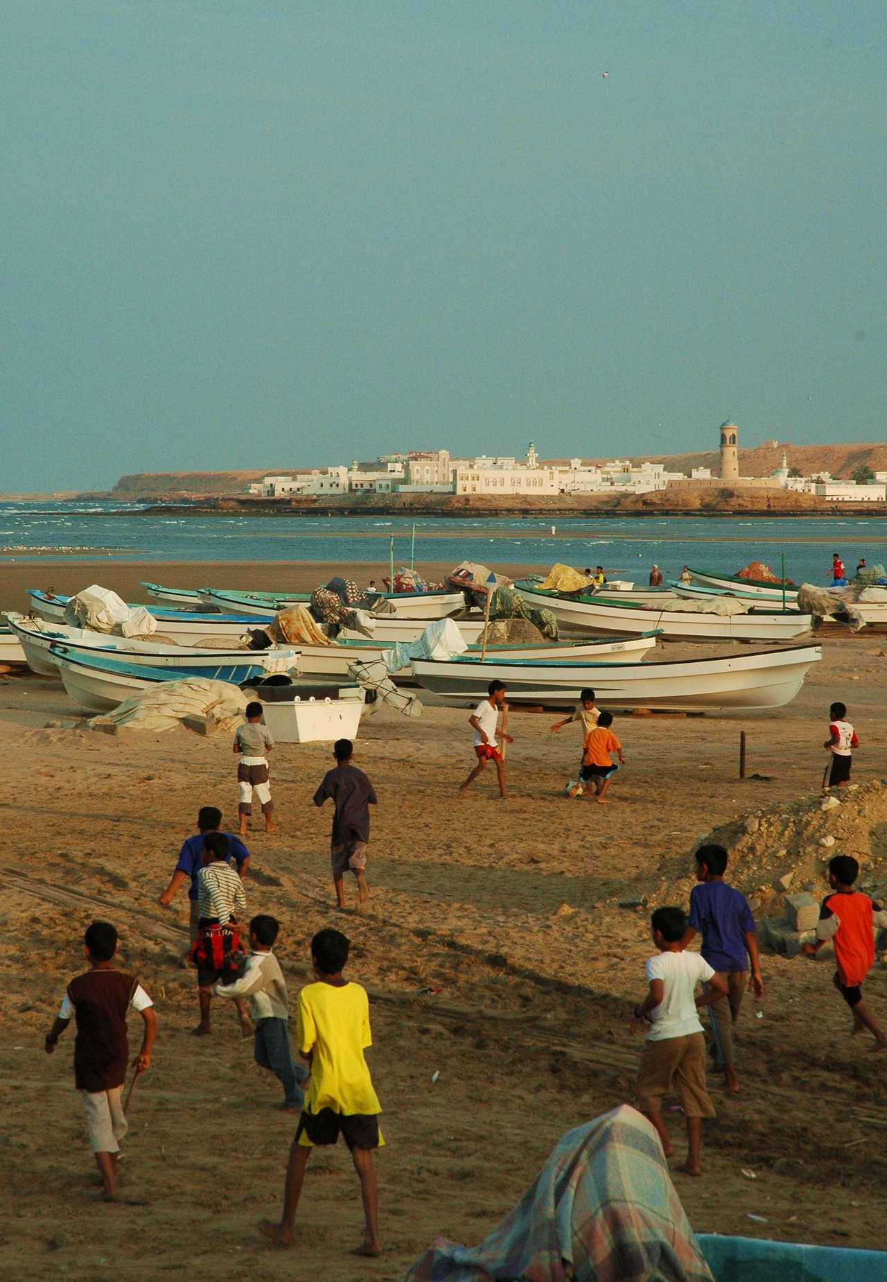 Enfants jouant sur la  plage à Sur, Oman