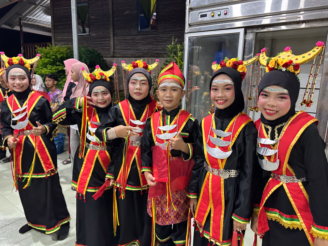 Enfants Malaisiens en tenues traditionnelles en Malaisie
