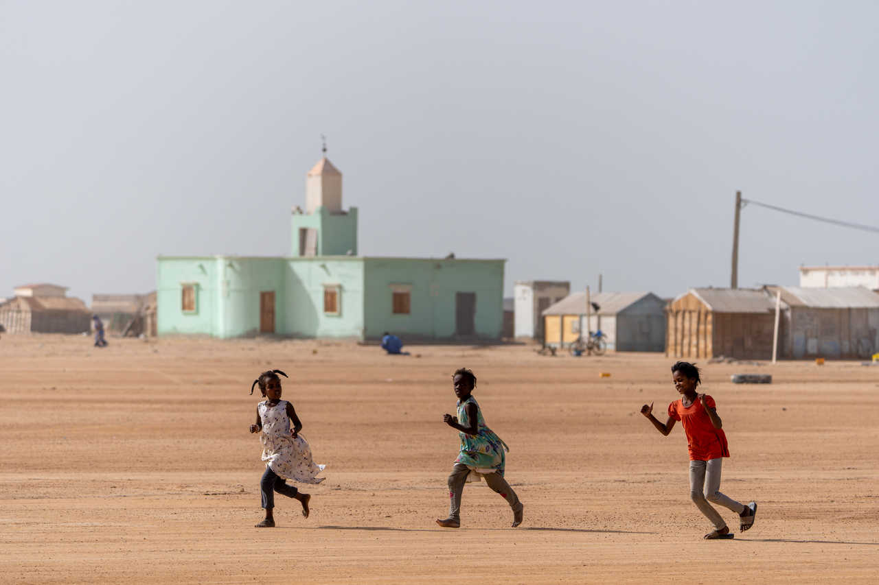 enfants qui courent devant des habitations dans le Parc National de le banc d’Arguin en Mauritanie