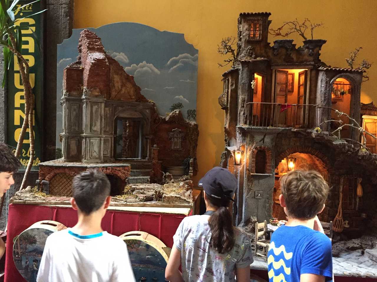 Enfants regardant des santons dans la ville de Naples en Italie